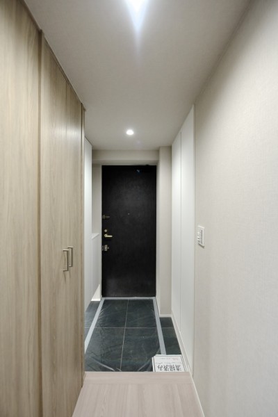 玄関には人感センサーライトを設置していますので、遅い時間のご帰宅や手が塞がっている時でも、自動点灯で安心です。玄関収納も大容量です。