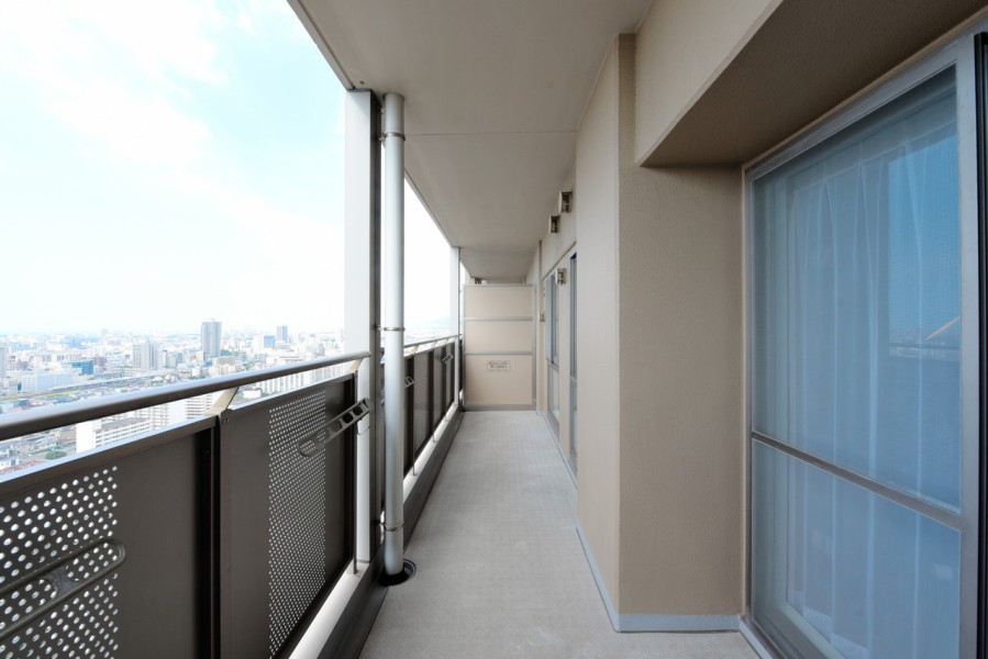 全ての居室がバルコニーに面しており、優しい光を室内に運んでくれます。28階部分ですので、前面を遮る建物もなく、遠くの街並みを見渡せる爽快な眺望が広がります。