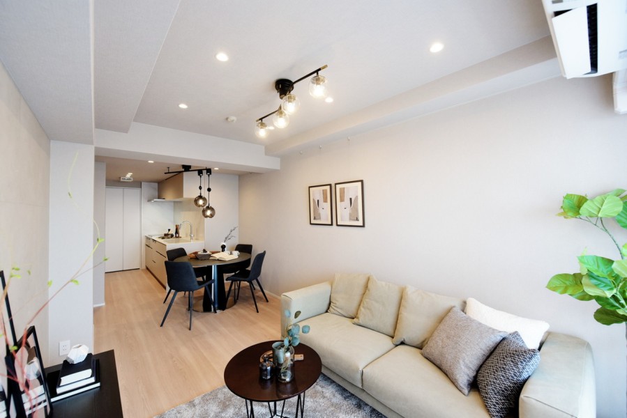 LDKは約14.7帖の空間です。エアコン1基備え付けました。壁には天然石調のセラミックタイルを貼り、エレガントな空間を演出しています。