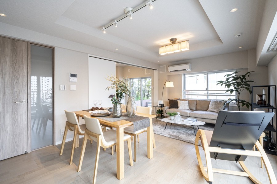 心地よい時間が流れ、明日への活力を養うことができる居心地の良いリビングダイニングです。LDK約16.6帖には、床暖房も完備しており、ご家族やペットが快適にくつろげる団らんのスペースです。