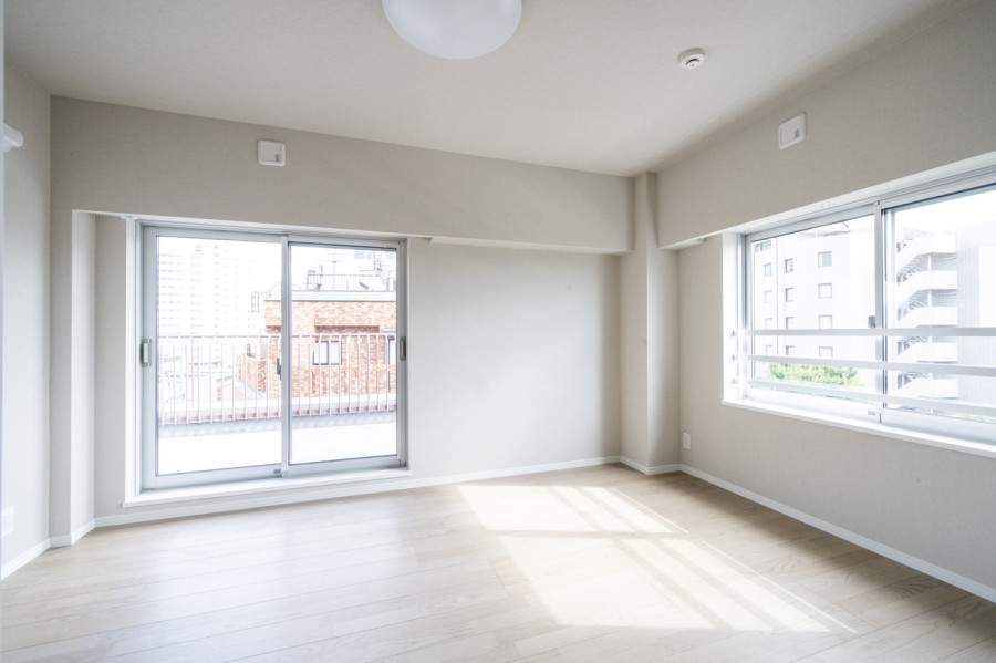 二面採光ならではのたっぷりの光と風を運んでくれる明るい洋室1です。約8.1帖あるお部屋には、間口の広いクローゼットを備え付けましたので、主寝室として広々とお使いいただけます。