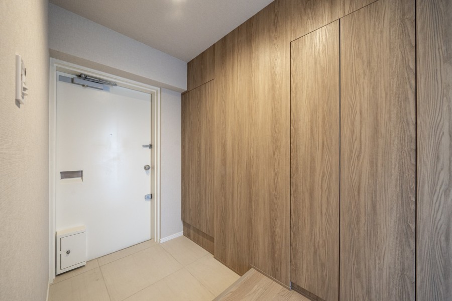 玄関には二つのシューズボックスを造作したことで、ご家族分の靴を収納でき、毎日すっきりとした玄関をたもてそうです。