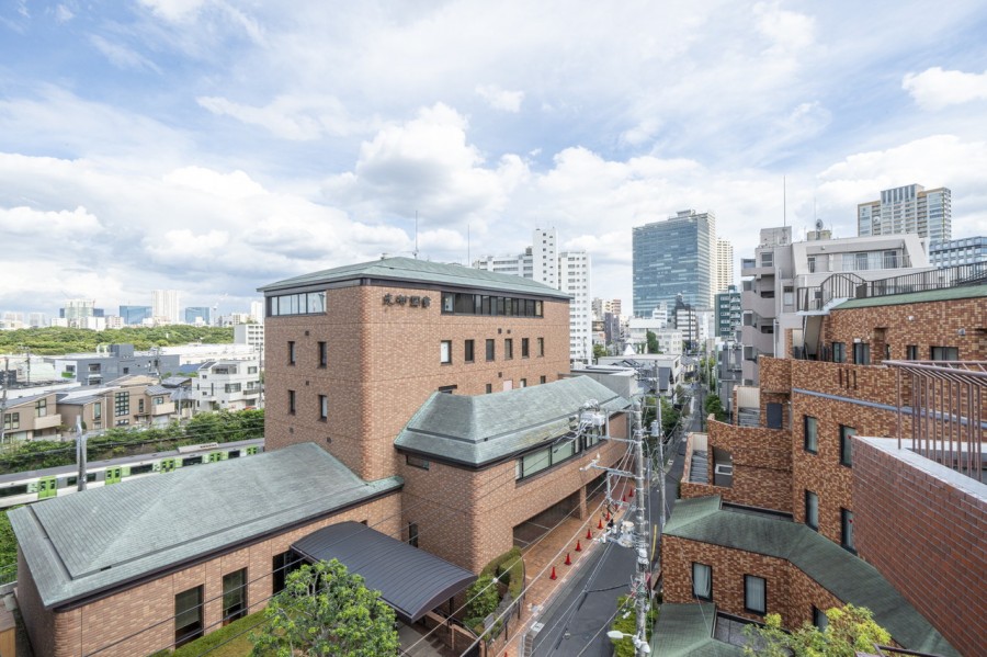 都心らしいビル群と心安らぐ緑が共存した眺望です。大きな空の下には緑豊かな「国立科学博物館附属自然教育園」を望むことができ日常をアップデートできる居場所です。