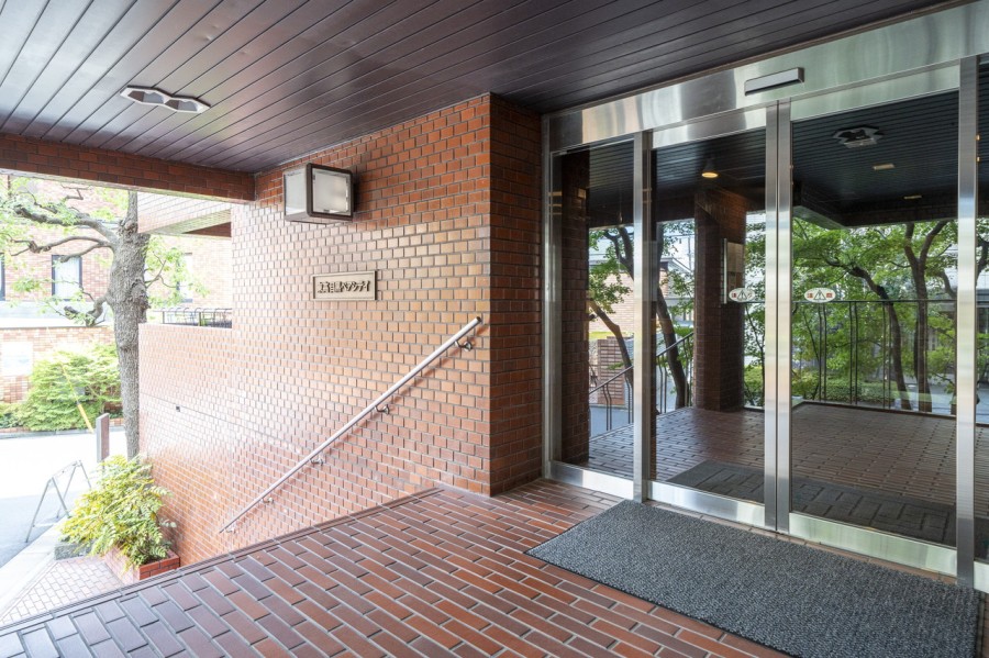 上質な居住空間へやさしく誘うエントランスです。奥行きがあるエントランスは住まう人々のプライバシーを確保しています。