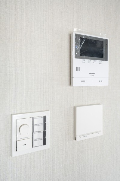 ◆TVモニター付インターホン◆訪ねてきた相手をモニター越しに確認でき、防犯対策に役立ちます。インターホン越しに話をすることが可能です。