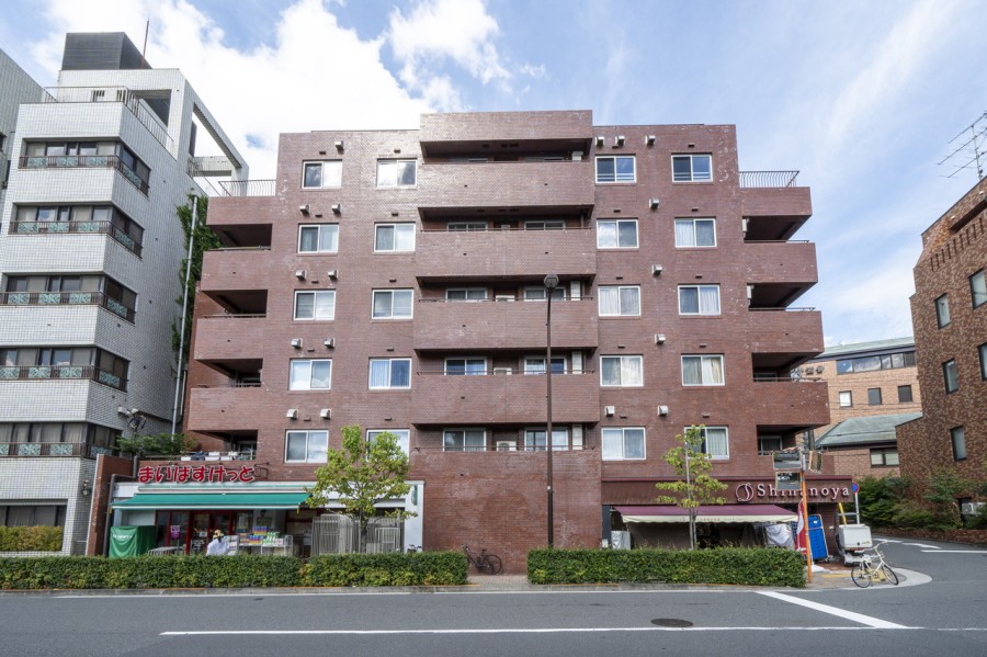 4路線が利用可能な「目黒」駅徒歩5分に位置するマンションです。「恵比寿」駅へは徒歩圏内、春には桜が咲き誇る目黒川や東京都庭園美樹館がある広大な公園もあり、都心での生活を快適に送りたい方に魅力の立地です。