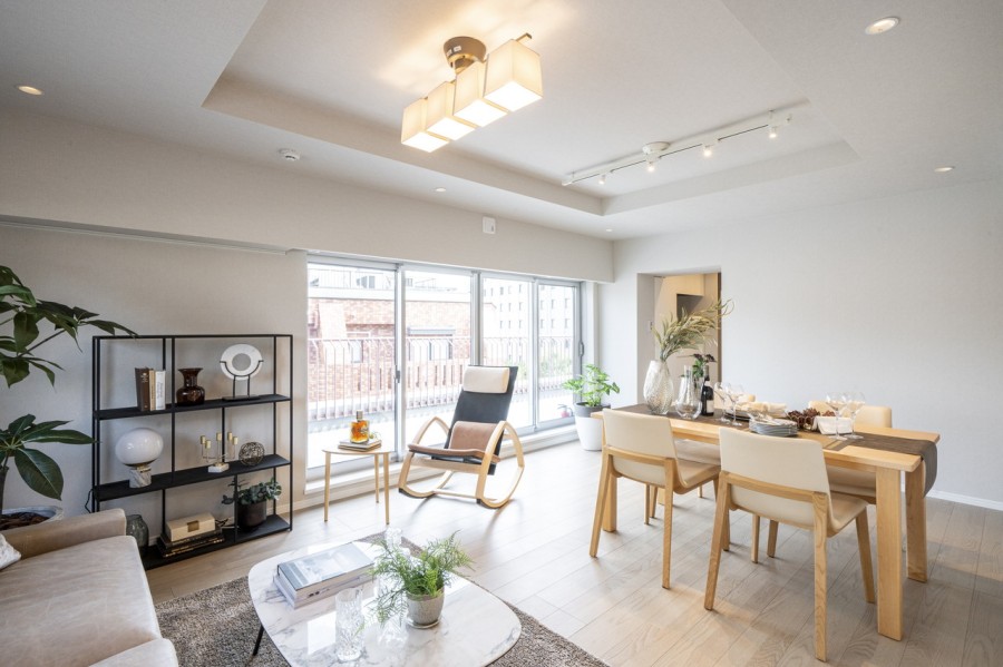 内装は爽やかなホワイトと木のぬくもりを感じるフローリングを採用、どんなインテリアをも受け止める柔軟性が魅力の仕上がりです。窓があり、明るくのびやかな空間には自然とご家族が集まりそうです。