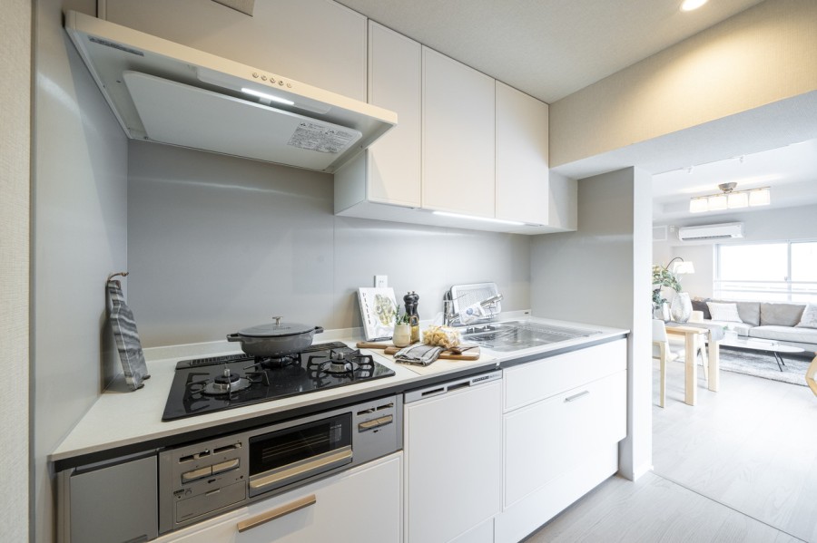 お料理に集中できるクローズドキッチンは、人の目を気にすることなく調理に集中できるスペースです。お料理をする場所としてだけではなく、好きなものに囲まれた空間をお楽しみいただけます。