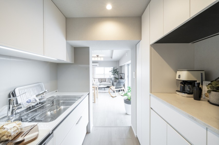 キッチン背面には収納豊富でカウンタースペースも広いカップボードがあります。家電や食器等の収納に便利で、キッチンをすっきりとお使いいただけます。