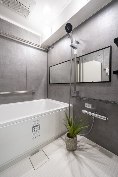 シックな色合いのバスルームには、空間を広く感じさせるワイドミラーを配し、くつろぎのリラクゼーションタイムを心行くまでお楽しみいただけます。