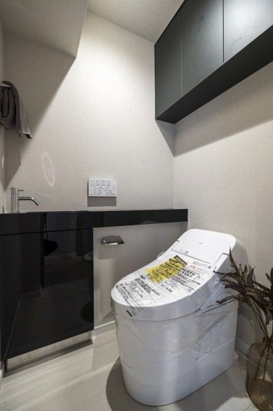 スタイリッシュなデザインのレストルームです。手洗いカウンターを設置し、清潔感と使いやすさを考慮した空間です。収納が備わっているので、足元の空間もすっきりとお使いいただけます。