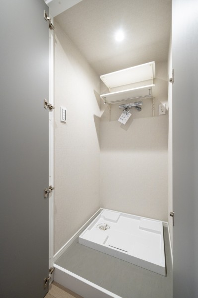 扉付き洗濯機置場は、扉を閉めれば洗濯機をまわしている間も音が気にならず、室内で静かにお過ごしいただけます。