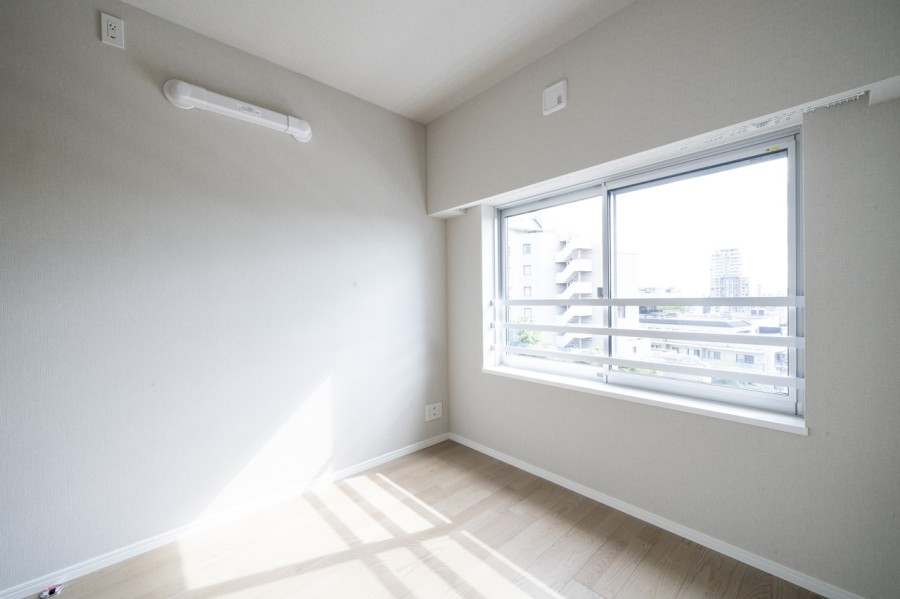 クローゼット付きの洋室2にも柔らかな光が降り注ぎます。勉強や読書など落ち着いて作業したいときのワークスペースにぴったりです。