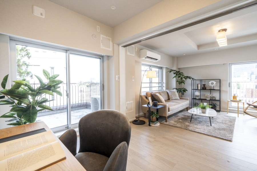 リビングに隣接した洋室3は、扉を開けるとリビングからの光も取り込めて明るく開放的な空間です。過ぎゆく時間をのびやかに感じ、プライべート時間を満喫できるお部屋です。