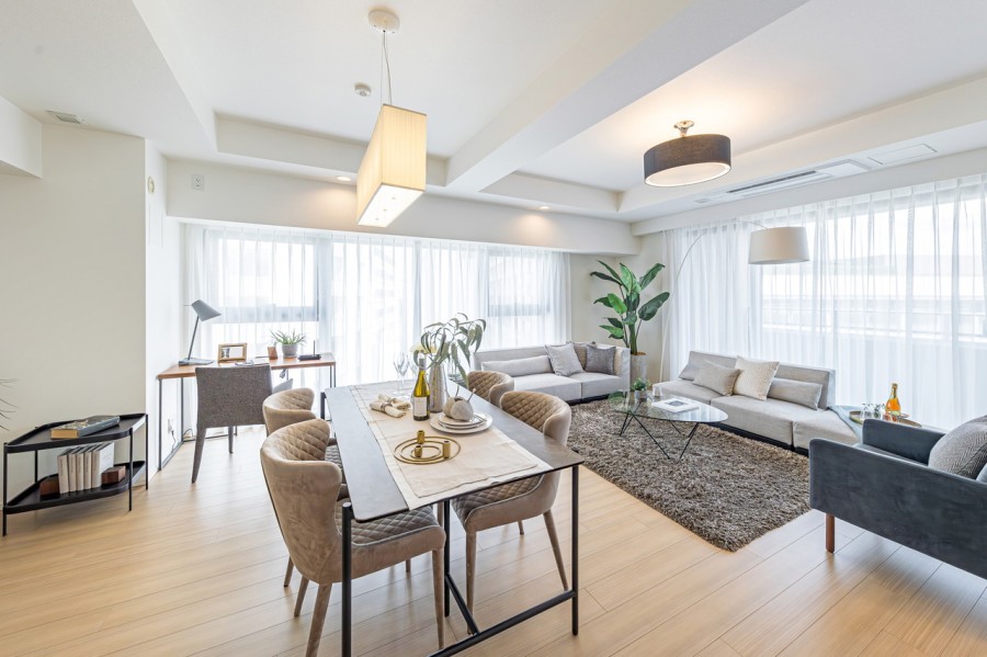 二面の大きな窓からたっぷりの光と心地よい風が訪れる、安らぎのリビングダイニングです。約19.5帖で優雅さとスマートさを絶妙のバランスで両立させた空間です。