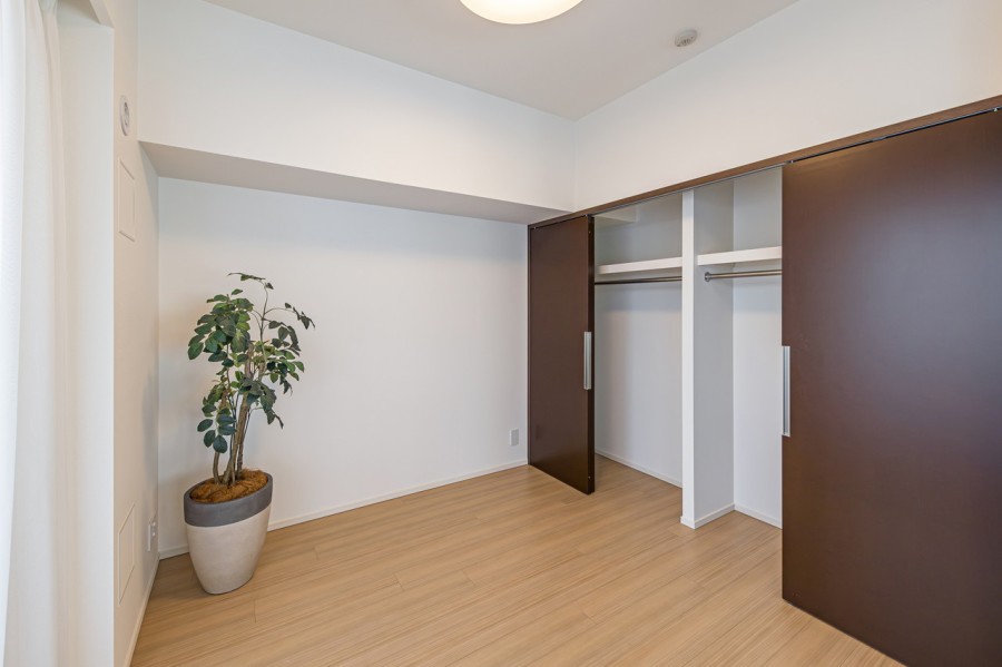 リビングに隣接した洋室2です。普段は引き戸を開放し拡張リビングとして使ったり、来客時は引き戸を閉めてプライベート空間を隠したり、フレキシブルにお使いいただけます。