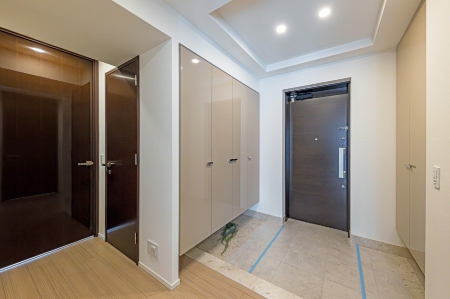 玄関には両側にシューズボックスがあり、たっぷりとお手持ちの靴を収納いただけます。玄関の照明は人感センサーなので、帰宅時に暗闇の中手探りでスイッチを探す必要がありません。明るい空間が出迎えてくれます。