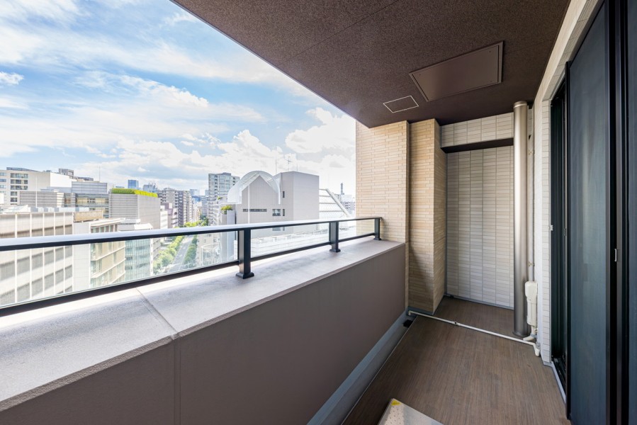 お部屋に心地の良い光と風を届けるバルコニーです。ほっと一息つき、日々をアップデートしてくれる開放的な空間です。