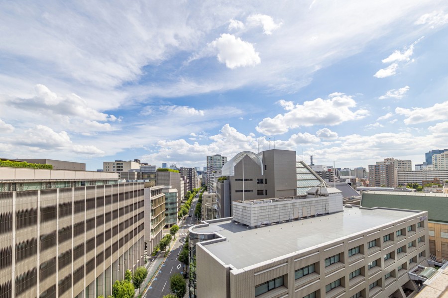 都心の刺激を間近に、青々とした空を望める眺望です。凛とした空気が流れこみ穏やかな時間が流れます。