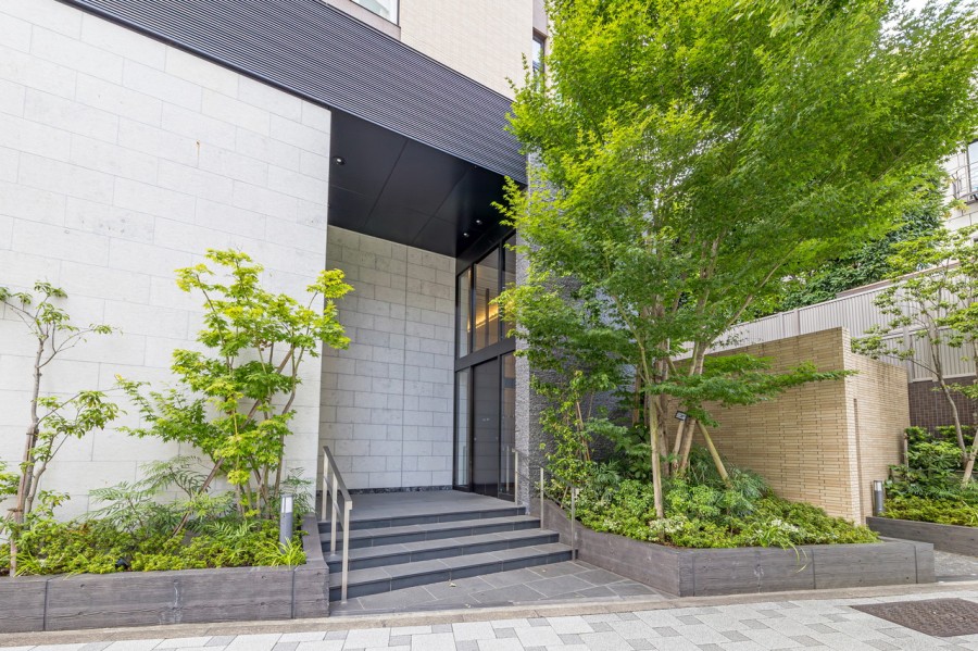 街の雰囲気と呼応するように、スタイリッシュで機能的なエントランスです。安らぎの自然も感じられる植栽がお出迎えし、彩り豊かな暮らしへ誘います。