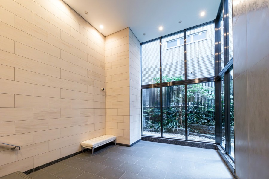 気品溢れるエントランスホールです。2階フロアにはラウンジスペースなどが共用部に備わっています。都市の喧騒を遠ざけ、気持ちを仕立て直すコモンスペースです。