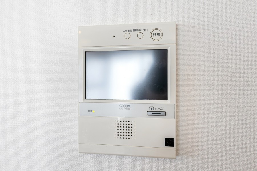 ◆TVモニター付きインターホン◆訪ねてきた相手をモニター越しに確認でき、防犯対策に役立ちます。インターホン越しに話をすることが可能です。
