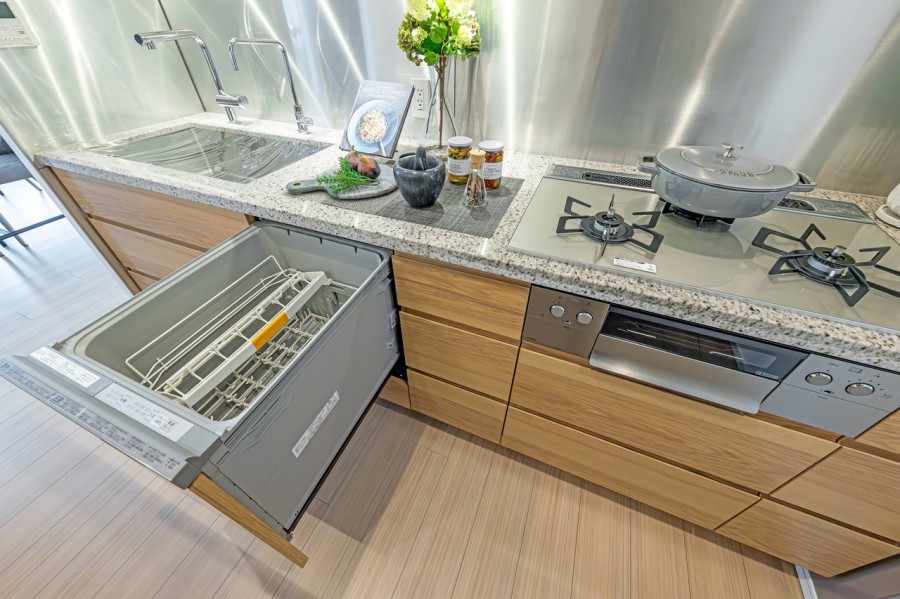 ◆食器洗浄乾燥機◆家事の時間を短縮できる優れもの。さらに節水・節約を同時に行うことができるので、大変人気があり重宝します。