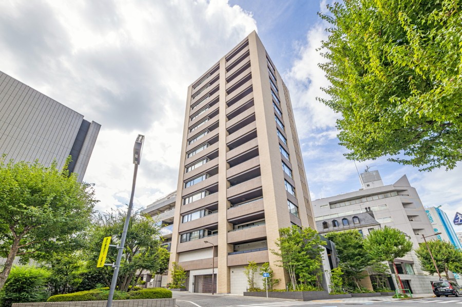 千代田区の高台に立地する閑静な住宅街に佇むマンションです。徒歩12分圏内で4駅7路線利用可能なので利便性良好。