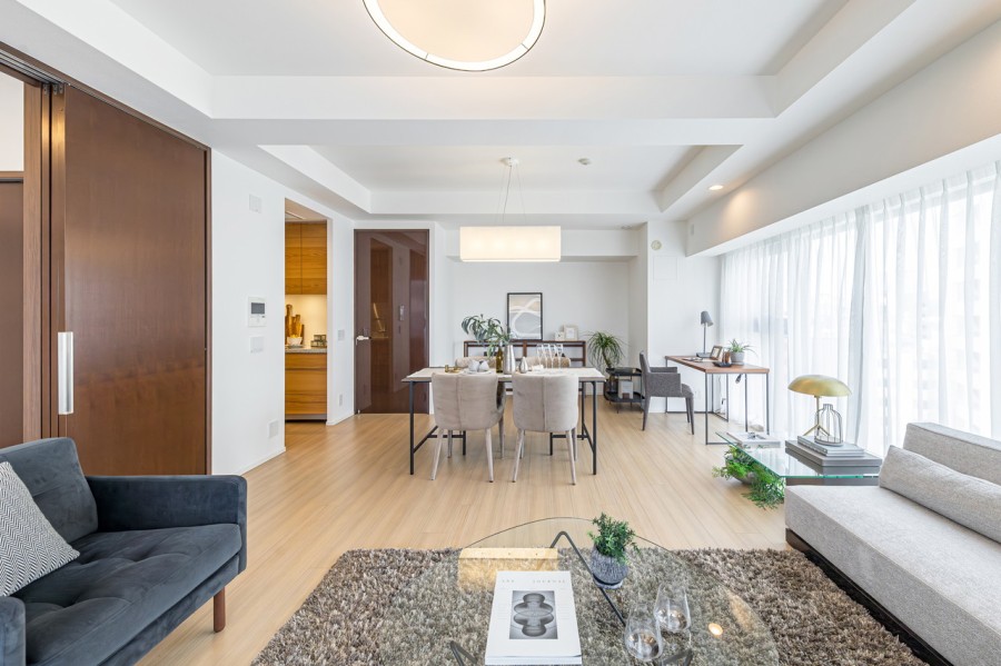 洗練された白を基調とした壁紙に包まれた空間の中に、木目を採り入れナチュラルな雰囲気を醸し出した上質な住まいです。リビングダイニングには床暖房が敷設されています。