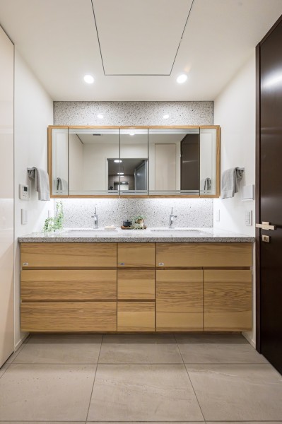 キッチンと統一感のあるデザインの洗面化粧台です。2ボウルで使いやすく、心に気品とゆとりを与えてくれるホテルライクな洗面スペースです。