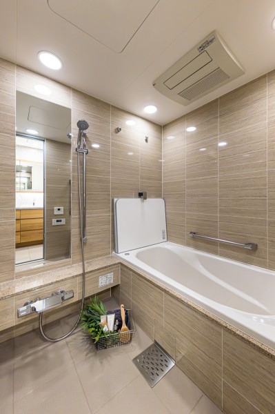 淡い色味のパネルに囲まれ、やすらぎとあたたかみを感じられるバスルームです。1620サイズで、ゆったりとおくつろぎいただけます♪