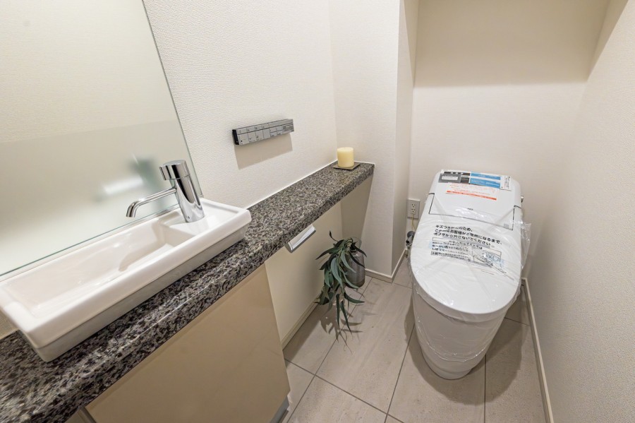 レストルームも上品さが宿る安らぎのスペースに仕上がりました。スタイリッシュなタンクレストイレや手洗い場を備え付け、使い勝手の良い快適な空間です。