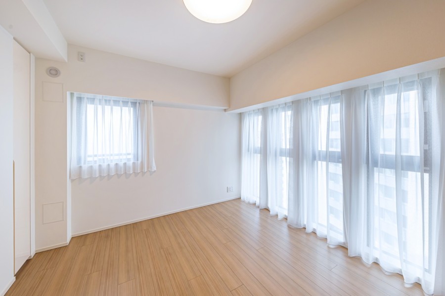 洋室1は独立したお部屋なので、プライベート性が高い時間をお過ごしいただけます。大きな窓もあり、開放感もありますね。