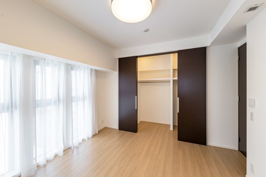 洋室1には頼もしい収納力を誇るウォークインクローゼットを備え付けました。かさばりやすいアウターなどもたっぷり収納できそうです♪