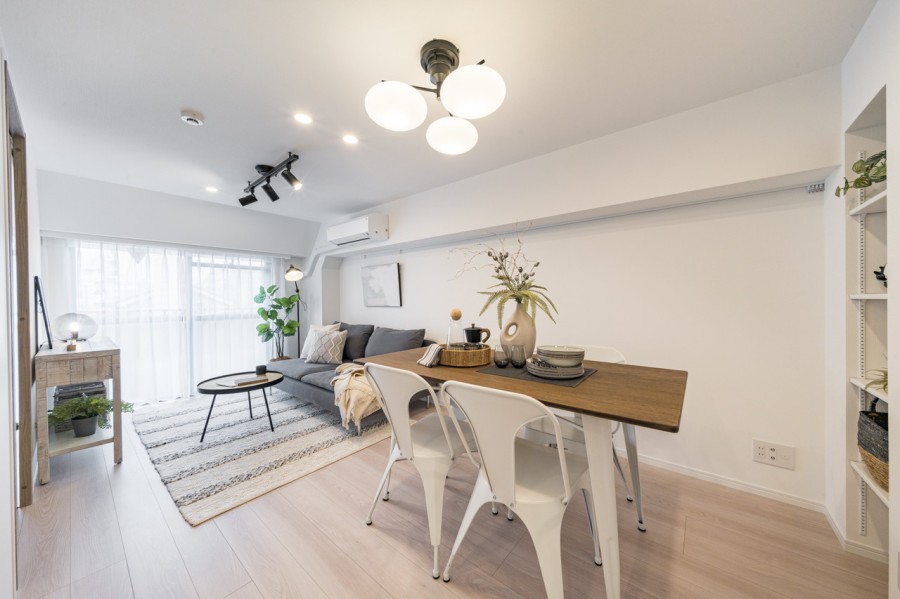 心がほっとする陽光が注がれるリビングダイニングは、開放感と安らぎを享受したのびやかな住空間です。お食事中も明るい日差しを感じながら過ごせそうです。