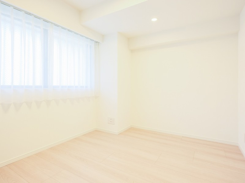 洋室2は、暖かな日差し差し込む西向きのお部屋です。のびやかな空間の中で、ほっと一息つけるやすらぎの時間が流れます。