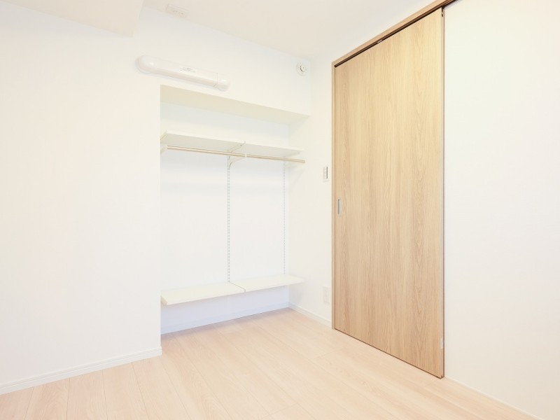 洋室2には枕棚と稼働可能なハンガーパイプを造作しました。高さの調整ができるので、洋服のサイズに合わせて収納していただけます。