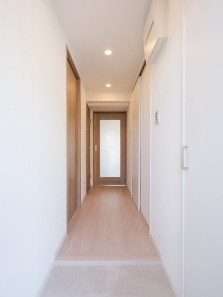 住まいの顔となる玄関は明るいホワイトカラーで仕上げました。大切なご家族の「ただいま」「おかえり」が行き交う心温まる空間です。