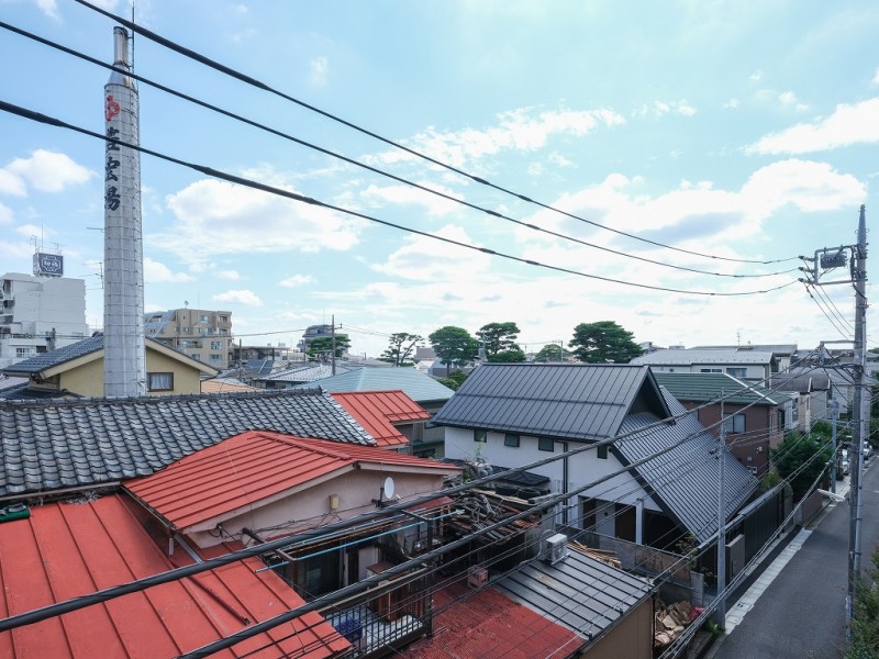 前面を遮る建物もなく、スッキリとした大きな青い空が広がります。時間と共に移り変わっていく空の様子を眺めながら、少し肩の力を抜きたくなるような空間です。