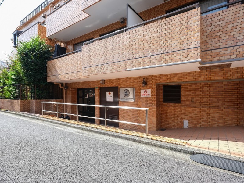 エントランスの外まで管理が行き届いた綺麗なマンションです。スロープがあるので車いすの方やスーツケースがあるとき等、安心してお住まいいただけます。