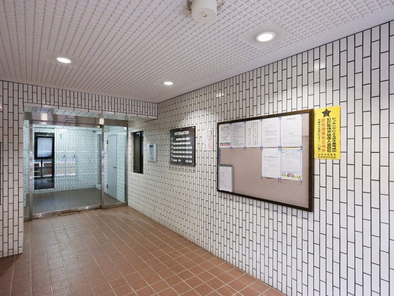 清潔に保たれたマンションエントランスロビーです。オートロック付きなのでセキュリティ面も安心ですね。