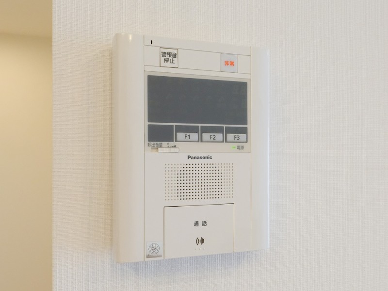 ◆TVモニター付インターホン◆訪ねてきた相手をモニター越しに確認でき、防犯対策に役立ちます。インターホン越しに話をすることが可能です。