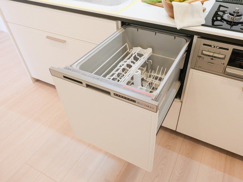 ◆食器洗浄乾燥機◆家事の時間を短縮できる優れもの。さらに節水・節約を同時に行うことができるので、大変人気があり重宝します。