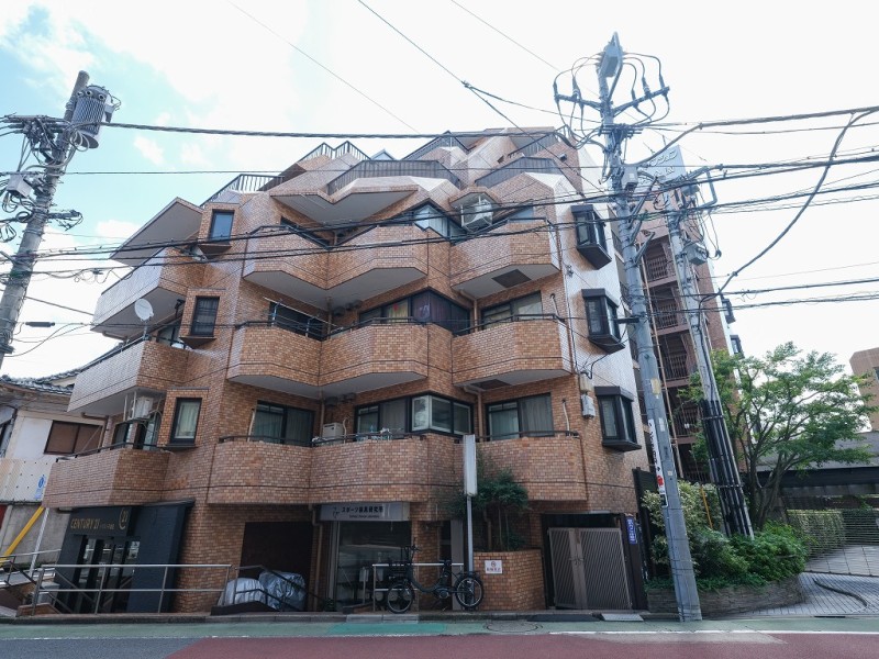 「石神井公園」駅徒歩４分の好立地♪周辺には商業施設が多数あります。都立石神井公園や石神井池が徒歩圏内にあり、ジョギングや散歩が楽しめる住環境です。