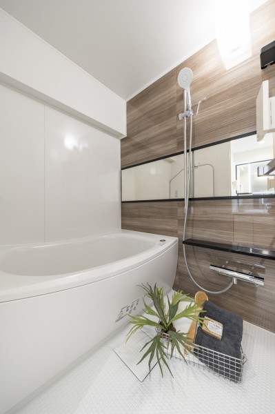 美しいカーブと全身を包み込むような入浴感が特長のクレイドル浴槽を採用しました。くつろぎのリラクゼーションタイムを心行くまでお楽しみいただけます。