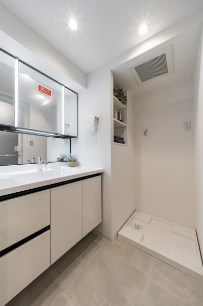 収納豊富で実用的な洗面化粧台を新規設置しました。洗剤などの収納に便利な棚を備え付け、使いやすさを重視した工夫を詰め込みました。