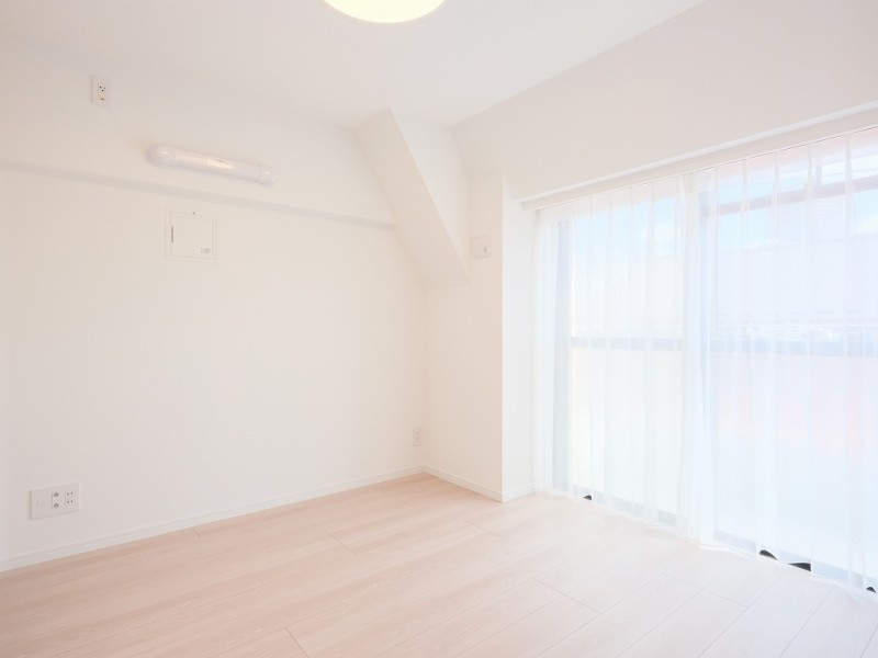 東向きのバルコニーに面した洋室1です。爽やかな朝日が差し込むお部屋で、主寝室としてもお使いいただけます。毎朝訪れる朝日で、すっきりとした目覚めが日常になりそうです。