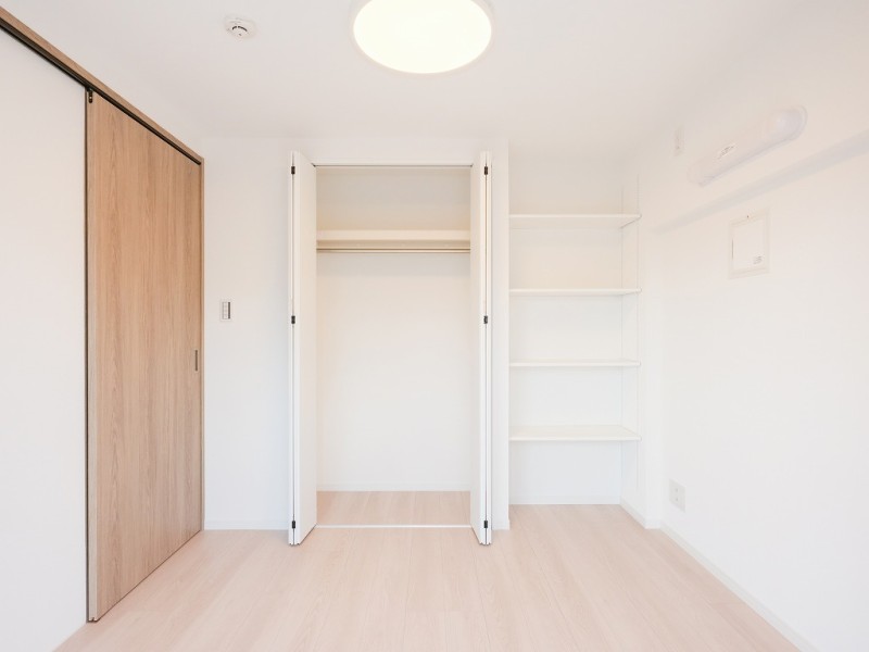 洋室1はクローゼットと棚を造作しました。お洋服や小物類も収納しやすくなっています。備え付けの棚は収納はもちろん、お気に入りのアイテムのディスプレイにもぴったりです。