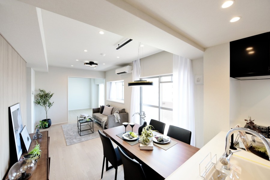 南向きのバルコニーに面したＬＤＫは約15.3帖の広さがあり、横長で家具の配置もしやすくなっています。家族がゆったりとくつろげる明るい空間です。陽当り・通風良好です。