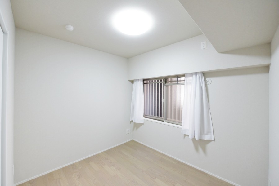 洋室2（約5.1帖）は静かに課題や作業に集中出来るお部屋です。シンプルな内装に仕上げていますので、インテリアや小物でお好きなテイストに演出して頂けます。